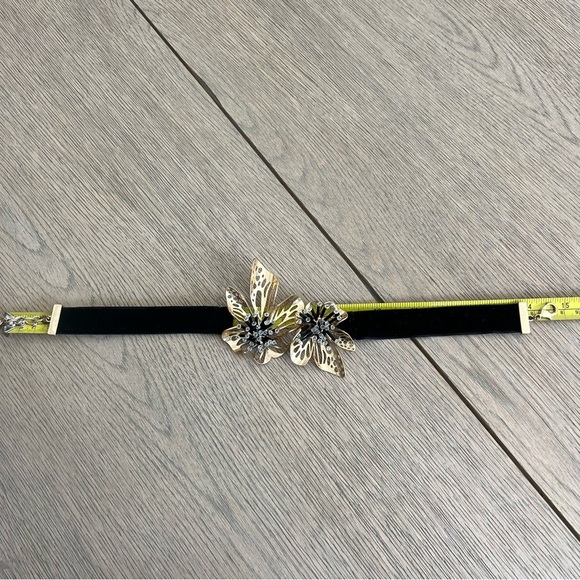 Metal Flower Chocker - Picture 5 of 5